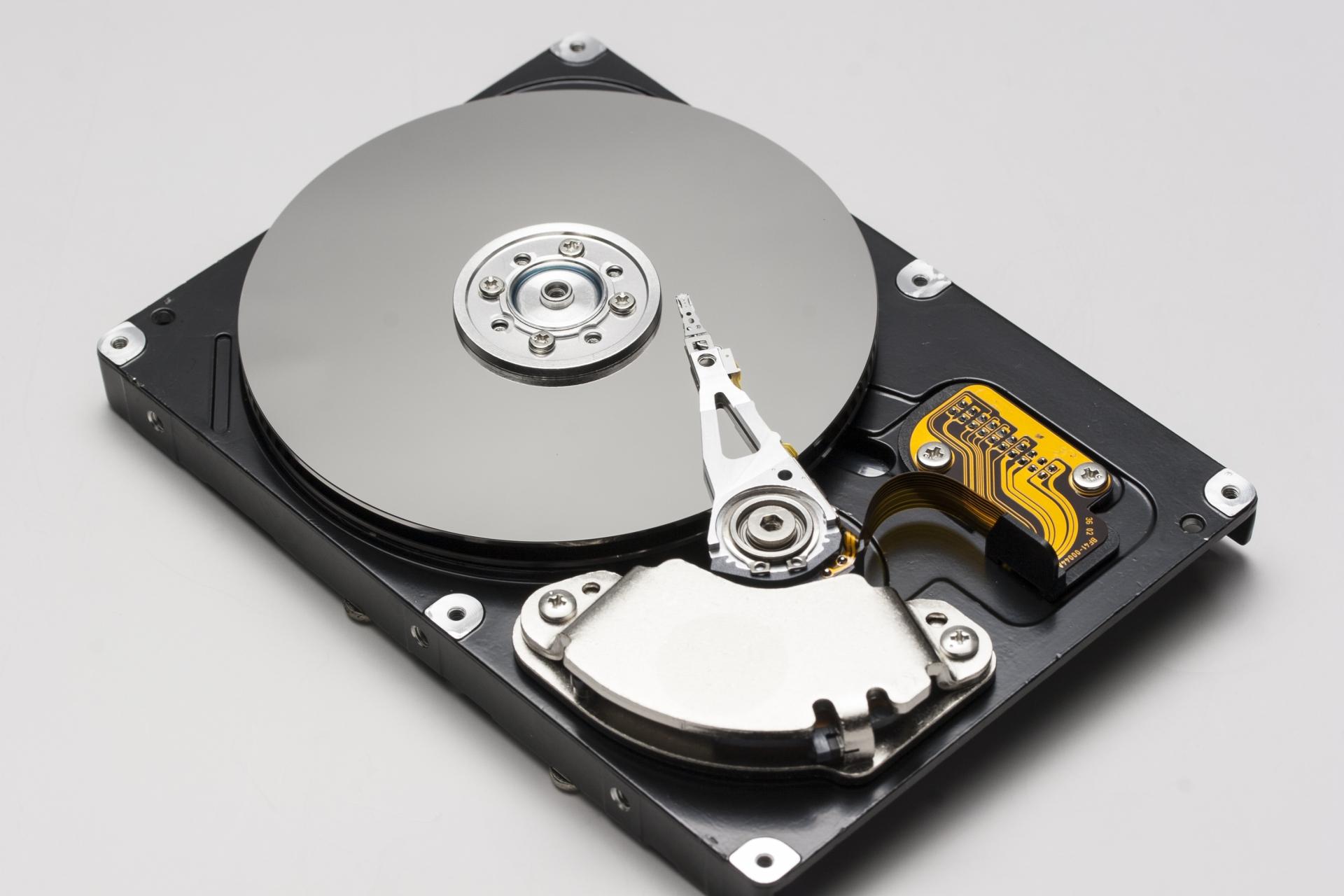 SSDとHDDの基本イメージ