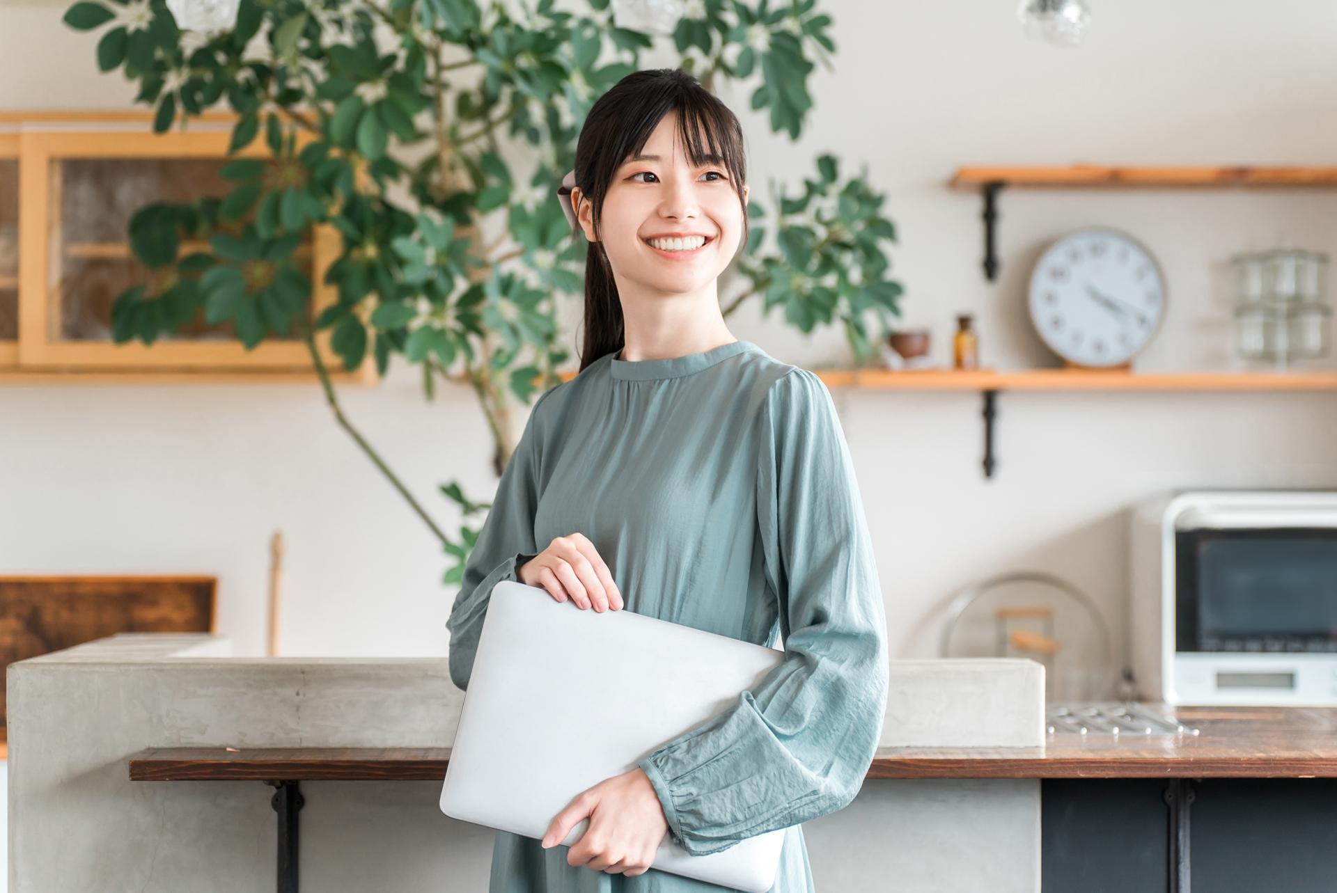 薄くて軽い高性能ノートPCのイメージ