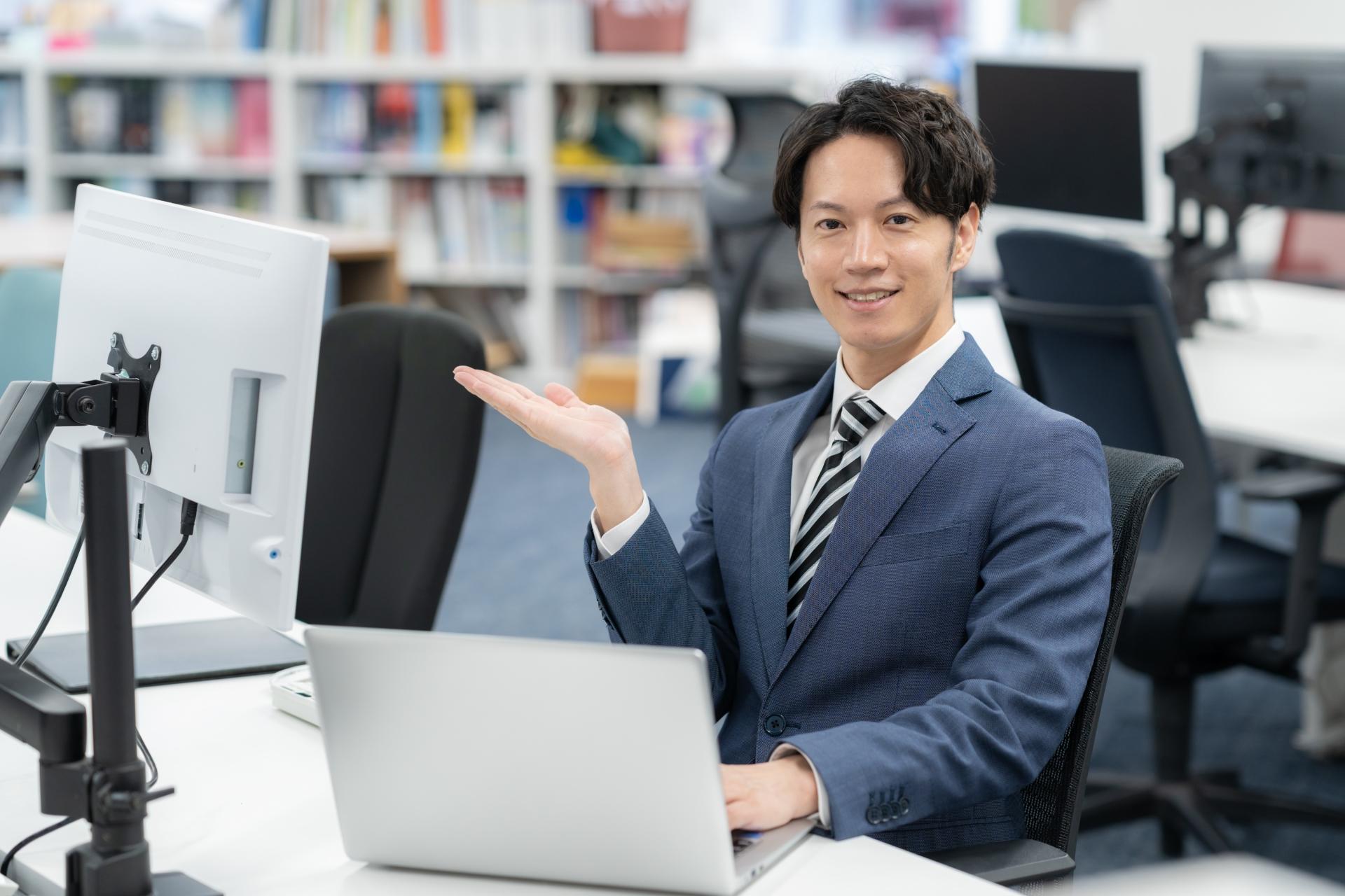 ノートパソコン使用のイメージ