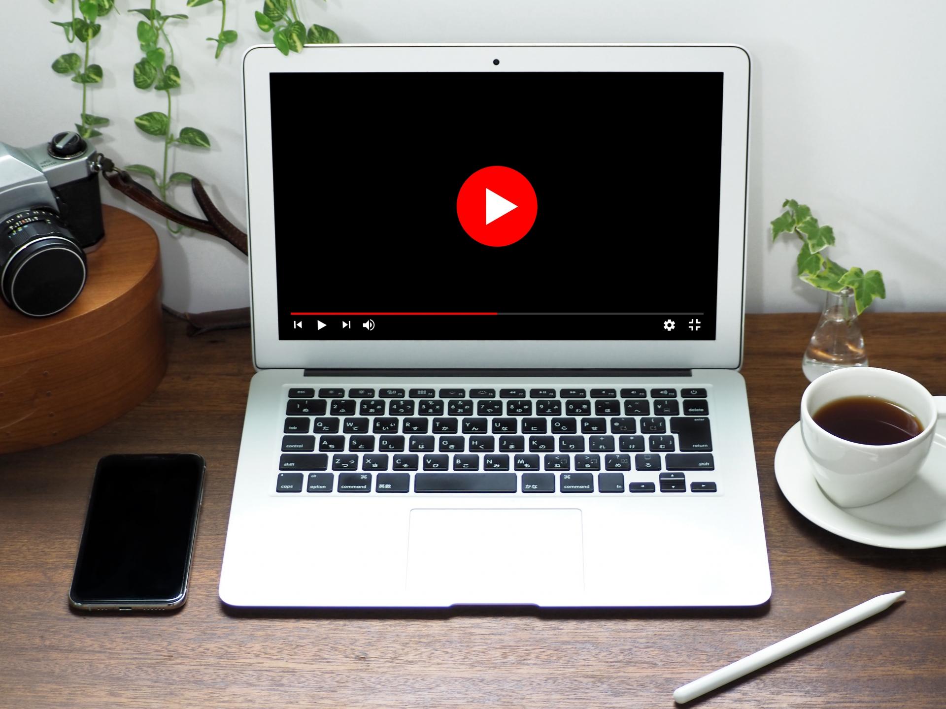 ノートパソコンで動画視聴のイメージ