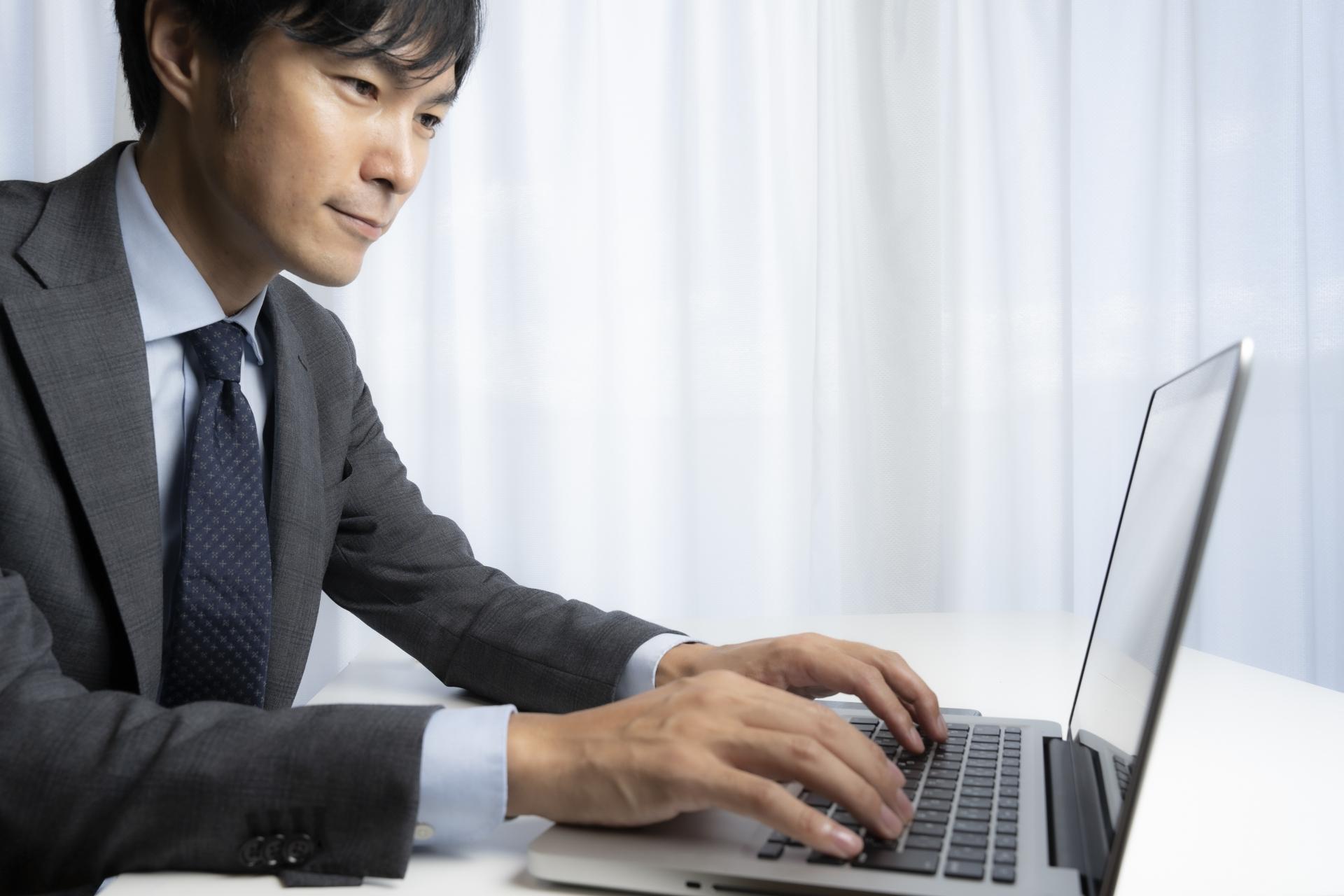 ノートパソコンを持ち運ぶ様子