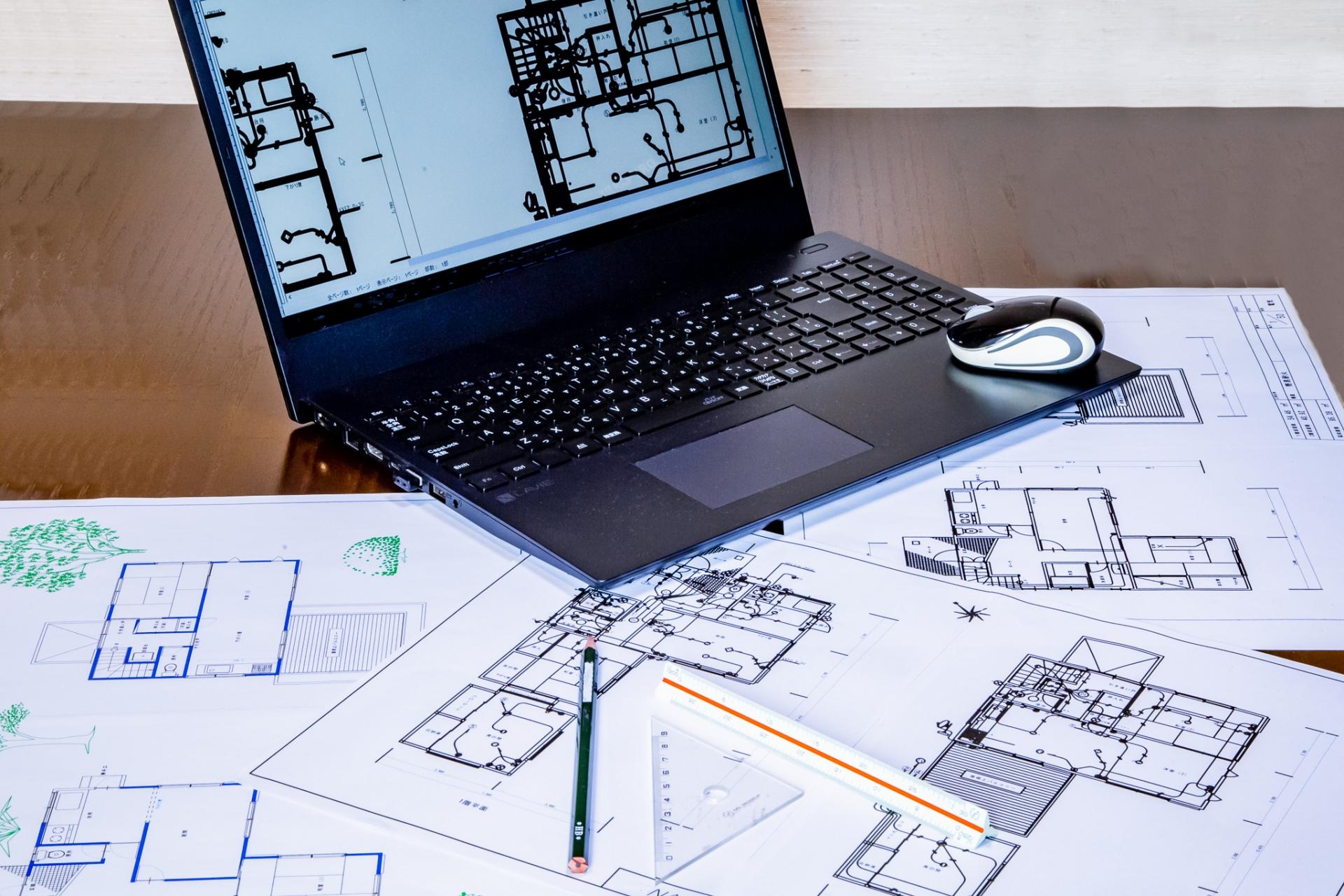 図面を確認する設計作業