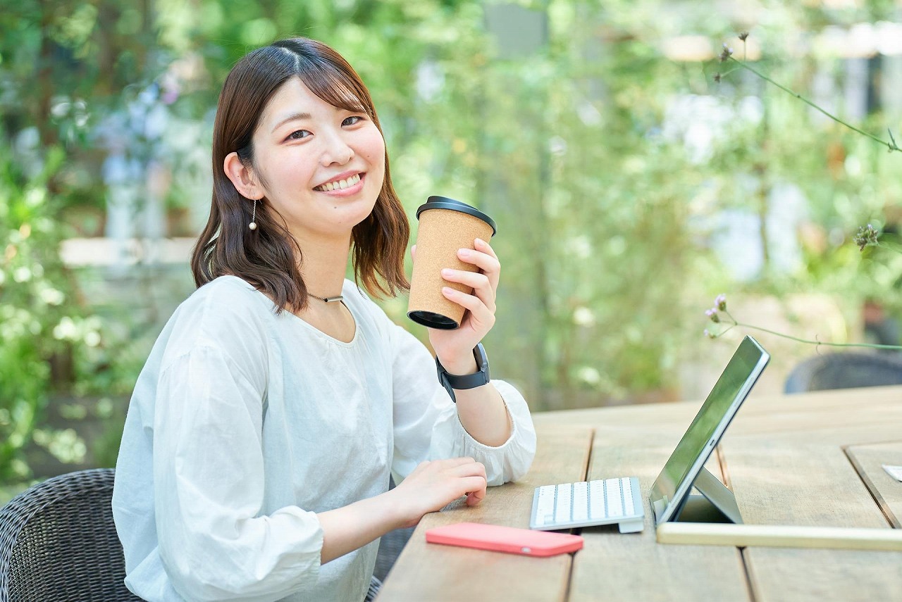 WindowsとMacのノートパソコンを比較するイメージ