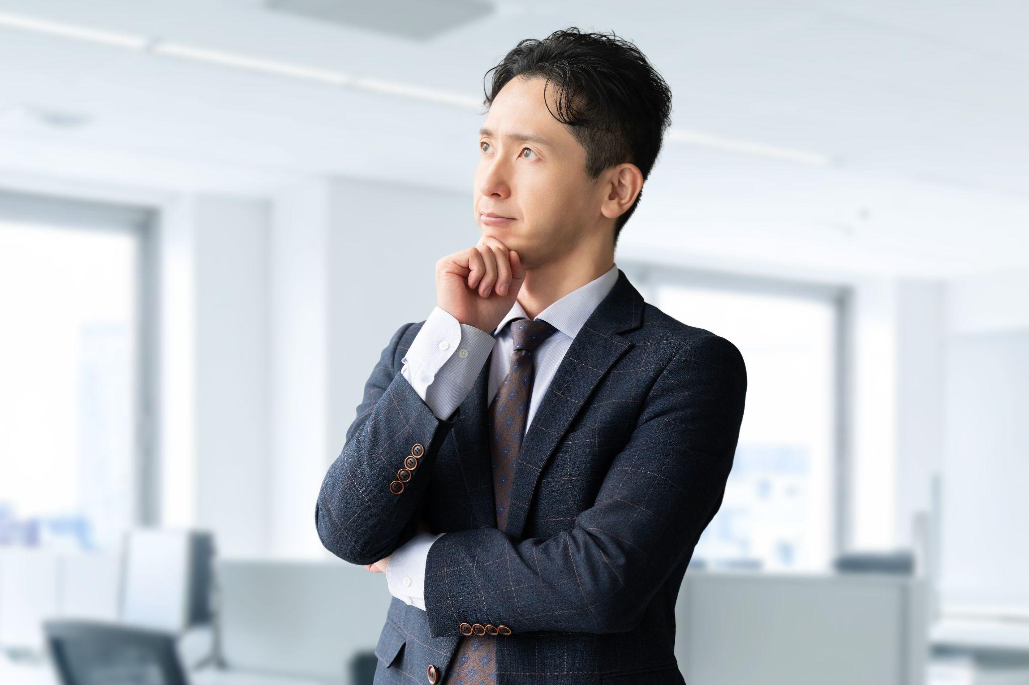 ノートパソコンを使うビジネスマン