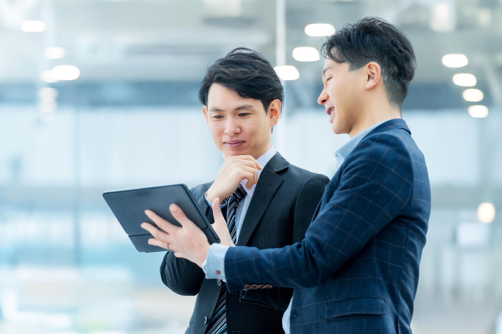 タブレットパソコンを操作する様子