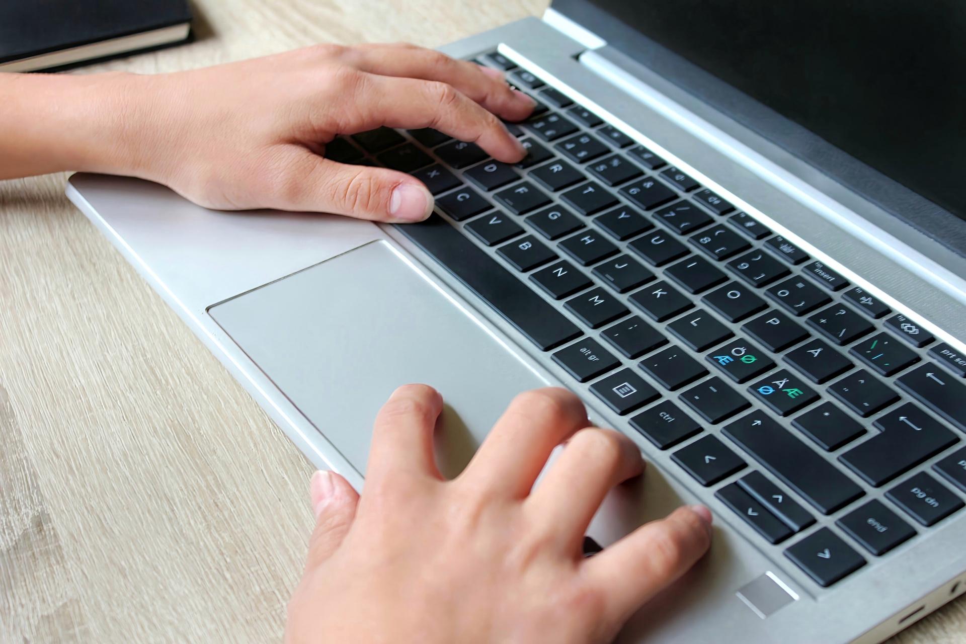 カフェでノートパソコンを使う様子