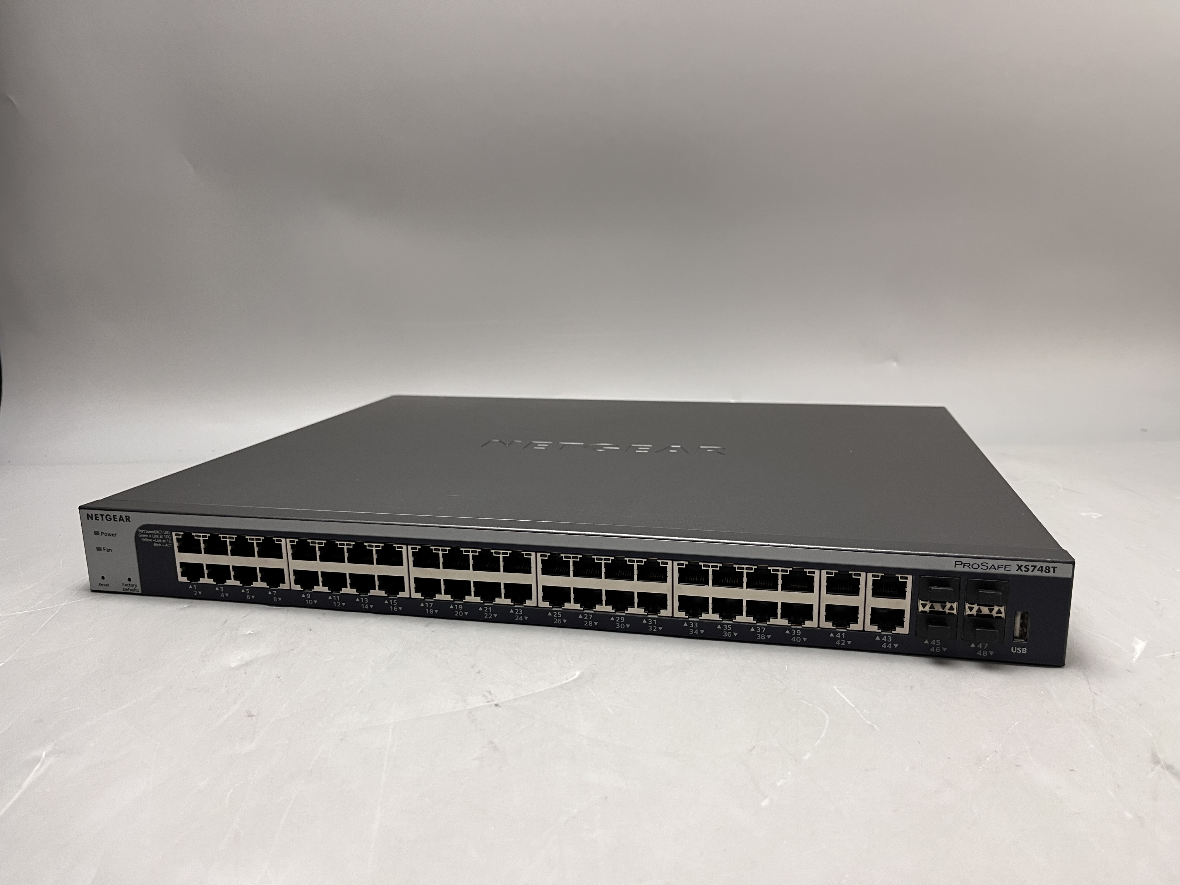 NETGEAR XS748T 10G 44ポート SFP+スロット×4 スマートスイッチ(XS748T) (45340、02) 拡大