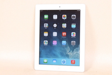 iPad 第4世代 Wi-Fi + Cellular au ホワイト バッファロー製キーボード付き(36283)
